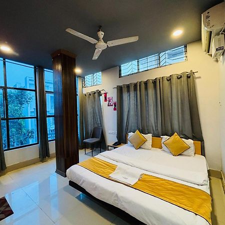 Hotel Aditya Palace Guwahati Dış mekan fotoğraf